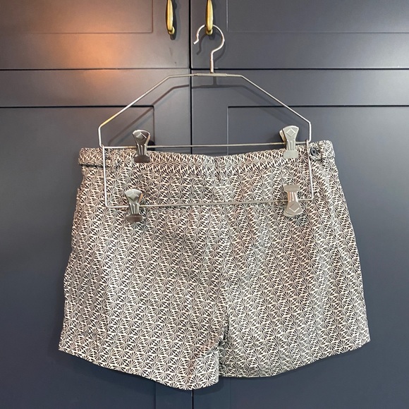 Súper cute Shelli Segal Black and White printed shorts, size L - Picture 3 of 3